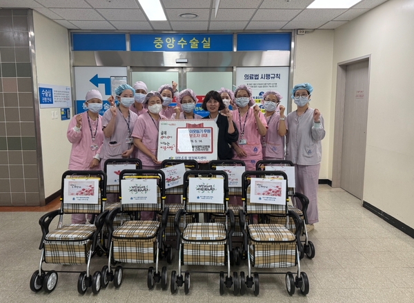 [대구신문] 대구가톨릭대병원 중앙수술실 간호사들, 남구에 보행보조차 8대 후원 이미지